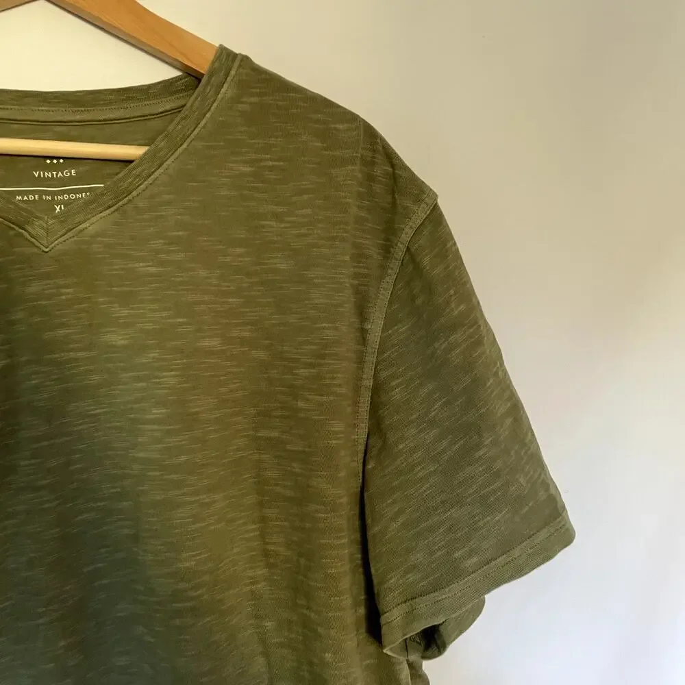 Banana Republic olive green vintage v-neck men's size XL t-shirt cotton top
